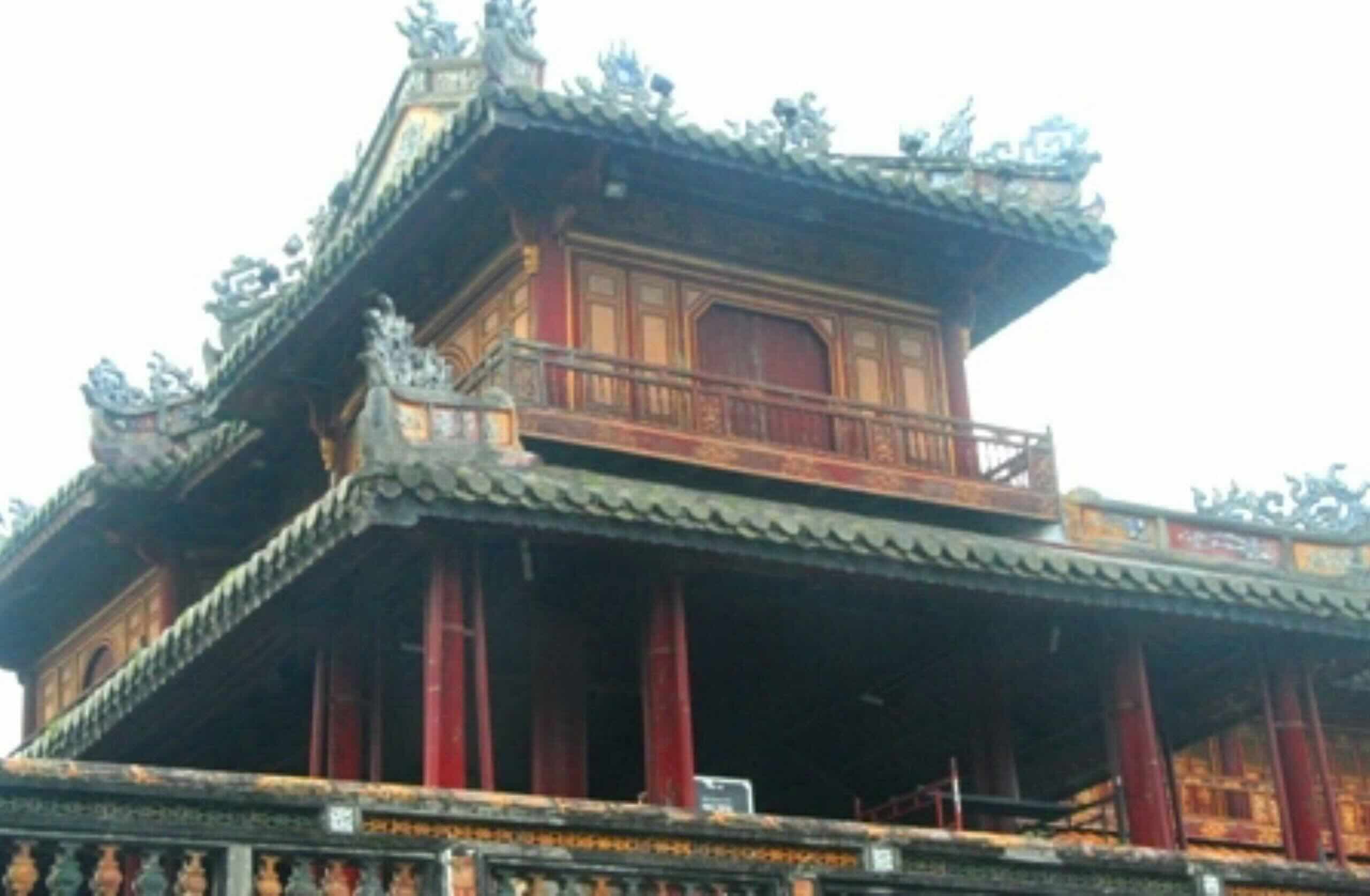 Lầu Ngũ Phụng chụp năm 2012, phần sơn son thếp vàng còn khá đậm nét sau hơn 20 năm trùng tu. Ảnh: Đại Dương.