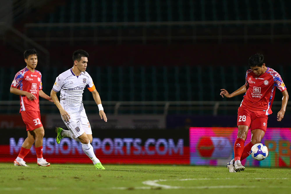 Tien Linh (ao trang) khong co phong do tot o V.League 2024-2025 trong nhung vong dau gan day. Anh: Thanh Vu