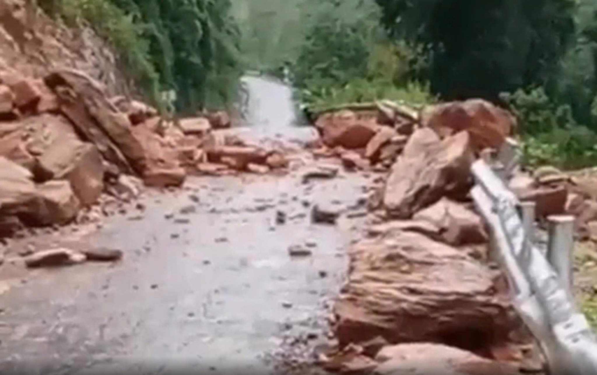 Heavy rain caused landslides on Muong tip - Muong Ai road (Ky Son district, Nghe An). Photo cut from clip