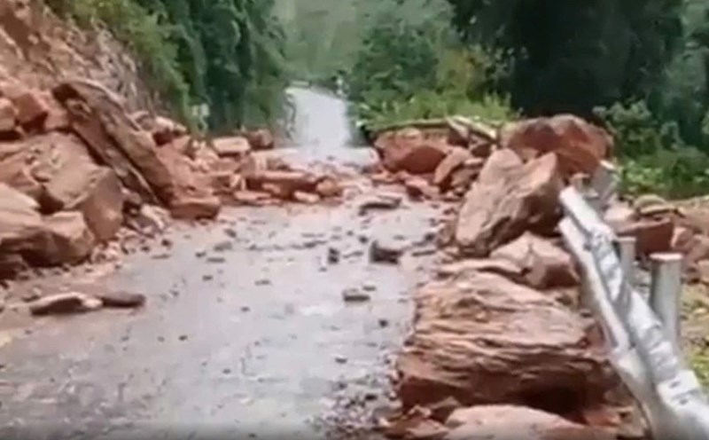Heavy rain caused landslides on Muong tip - Muong Ai road (Ky Son district, Nghe An). Photo cut from clip