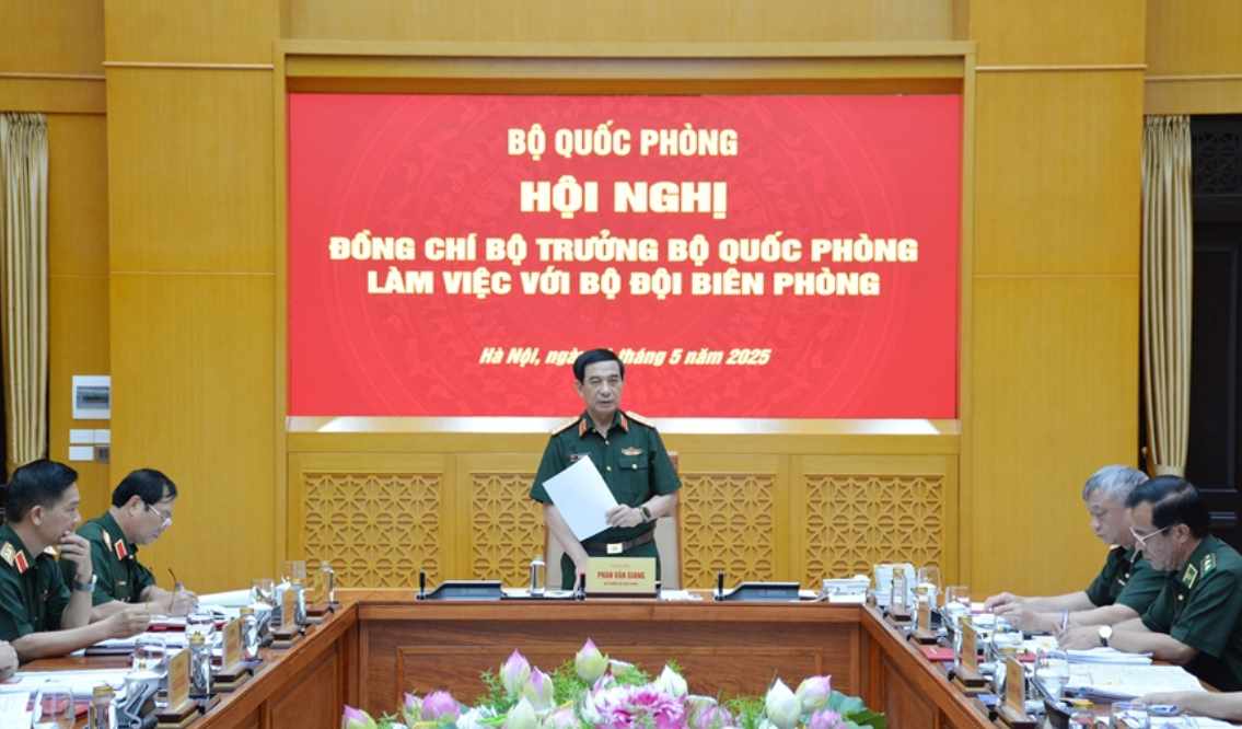General Phan Van Giang - Politburo member, Deputy Secretary of the Central Military Commission, Minister of National Defense - chaired a working conference with key leaders of the Border Guard Command. Photo: Ministry of National Defense