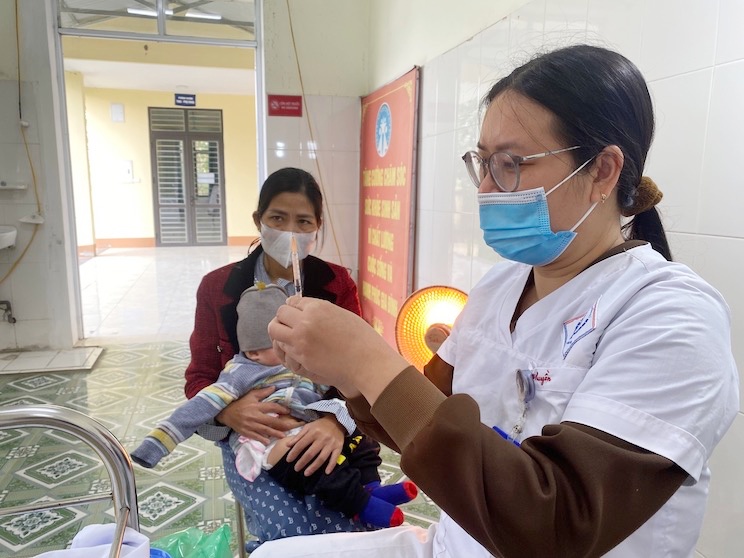 Medical staff at the health station vaccinate children. Photo: Thuy Linh