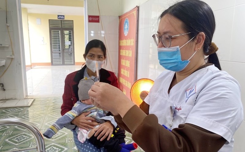 Medical staff at the health station vaccinate children. Photo: Thuy Linh