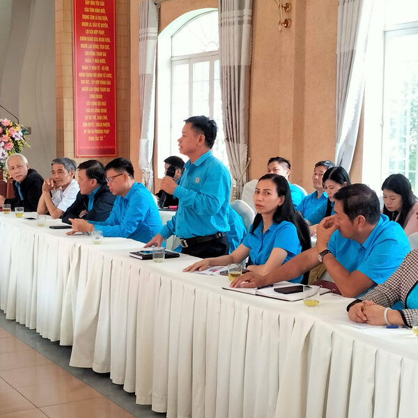 Can bo cong doan da de xuat nhieu giai phap ve to chuc va hoat dong cong doan trong thoi gian toi. Anh: Lam Duc