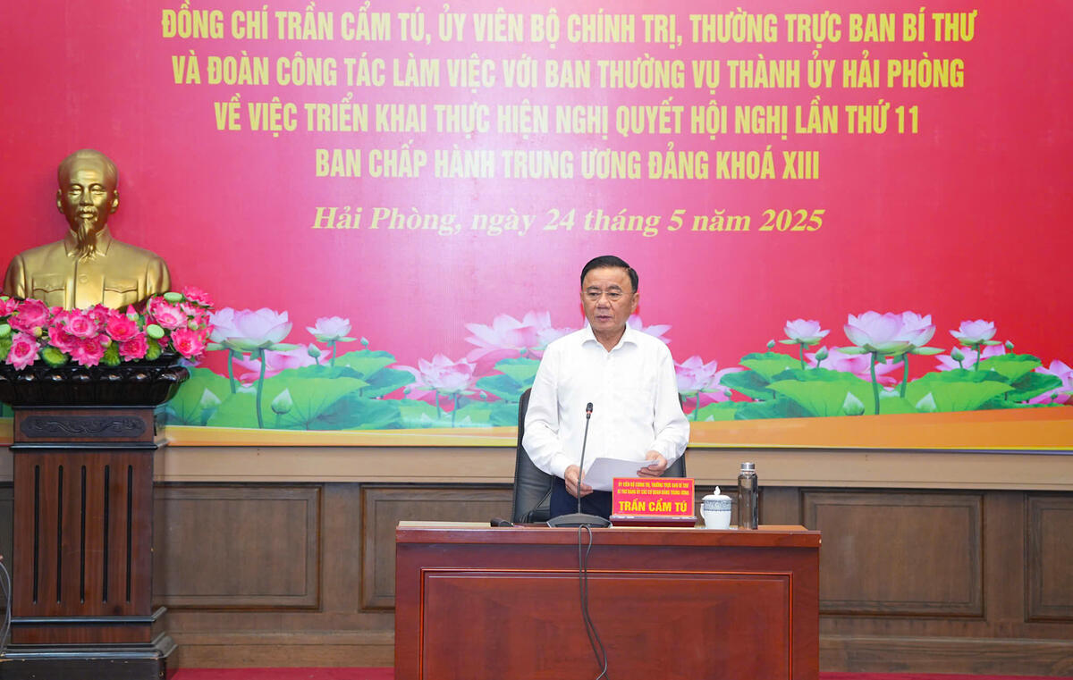 Comrade Tran Cam Tu, Politburo member, Standing member of the Secretariat, spoke at the meeting. Photo: Hai Phong Portal