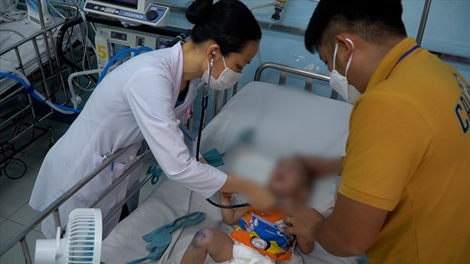 Benh nhi mac benh tay chan mieng dang duoc bac si dieu tri. Anh: Nguyen Ly