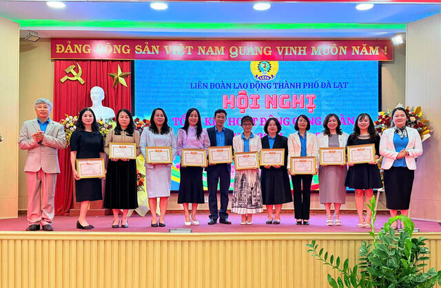 Ms. Dinh Thi Thuy Duong - President of the Da Lat City Labor Federation (right cover) presented awards to collectives and union members. Photo: Nguyen Kim