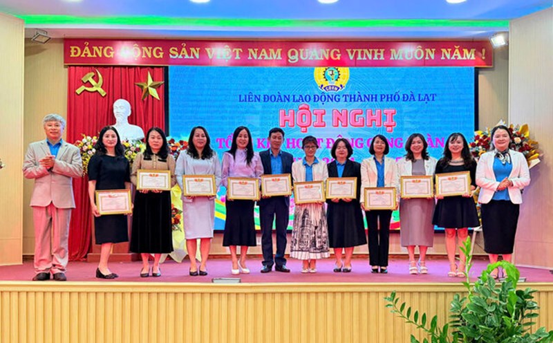 Ms. Dinh Thi Thuy Duong - President of the Da Lat City Labor Federation (right cover) presented awards to collectives and union members. Photo: Nguyen Kim