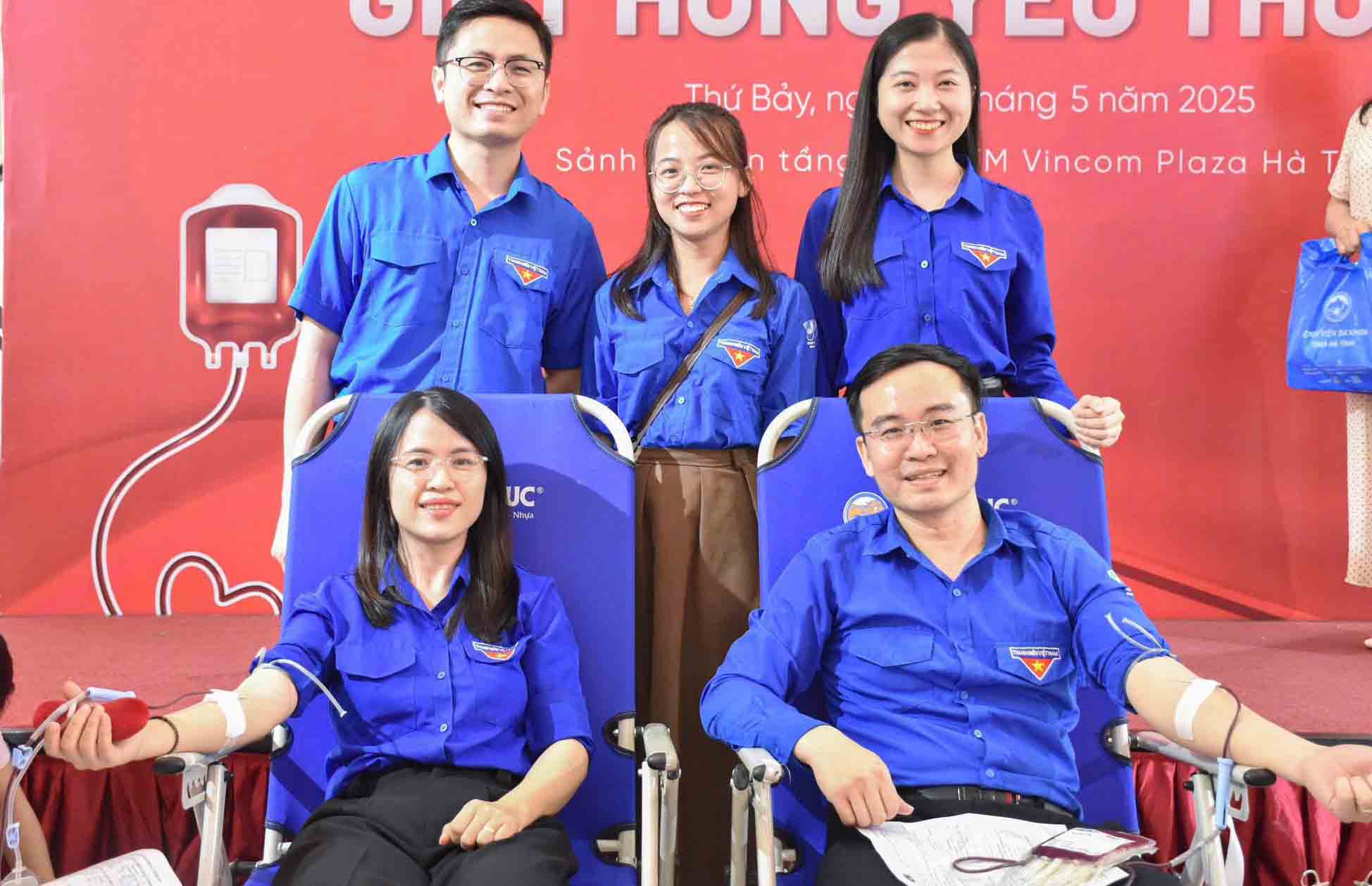 Los funcionarios de la Union Juvenil Provincial de Ha Tinh participaron en la donacion voluntaria de sangre. Foto: Doan Tuan.