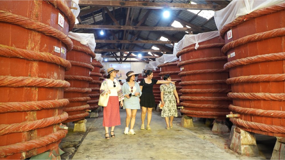 Đoàn famtrip tham quan nhà thùng nước mắm truyền thống Kim Hoa. Ảnh: Nguyên Anh