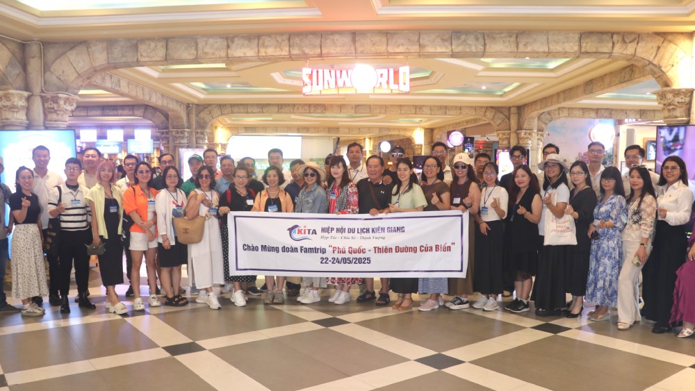 Đoàn famtrip tham quan, trải nghiệm khu cáp treo Hòn Thơm. Ảnh: Xuân Nhi