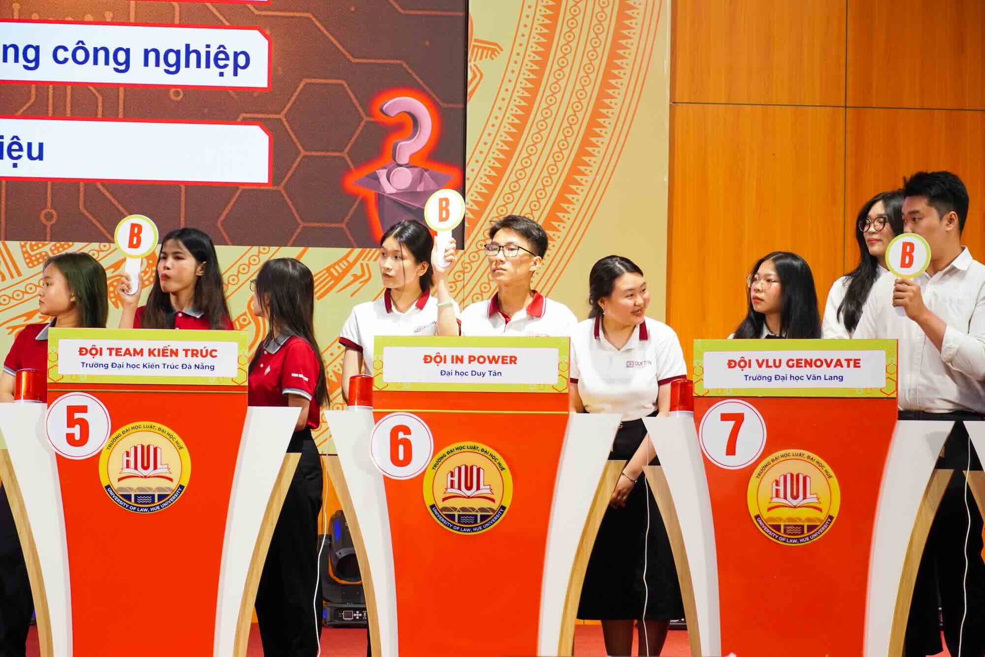 Students participating in the competition at the University of Law - Hue University. Photo: Q. An.