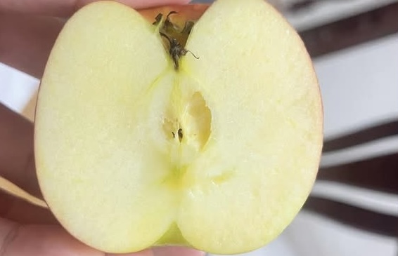 Eating whole fruits, such as apples, will help limit hyperglycemia in people with diabetes. Photo: Kieu Vu