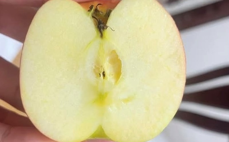 Eating whole fruits, such as apples, will help limit hyperglycemia in people with diabetes. Photo: Kieu Vu