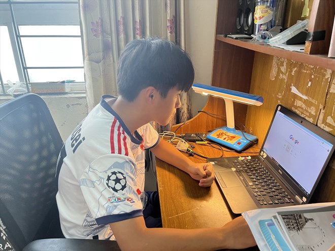 Nhiều gia đình công nhân không có hộ khẩu ở Hà Nội nên khi con vào cấp 3 phải về quê hoặc học ở trường tư thục, dân lập. Ảnh: Minh Hương.