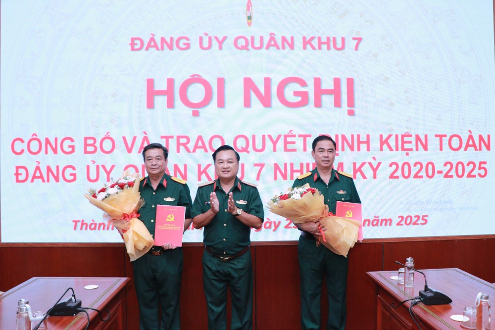 Major General Tran Vinh Ngoc - Party Committee Secretary, Political Commissar of Military Region 7 congratulated Colonel Le Xuan Binh and Colonel Do Thanh Viet. Photo: Ngoc Duy