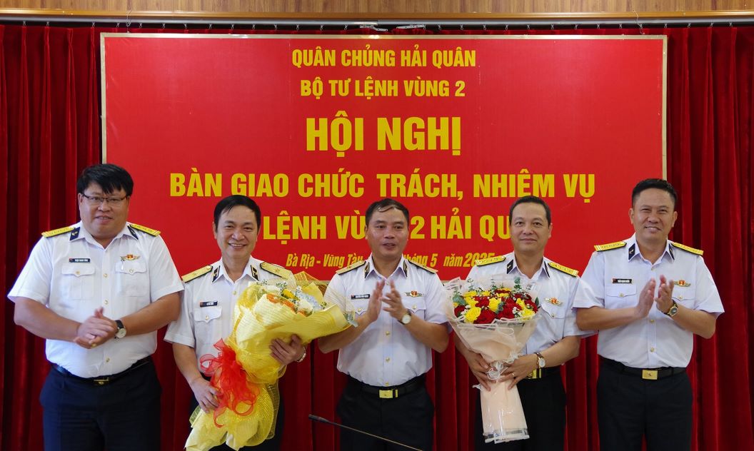 Thủ trưởng Bộ Tư lệnh Quân chủng và Vùng 2 Hải quân tặng hoa chúc mừng 2 sĩ quan quân đội được bổ nhiệm giữ chức vụ mới. Ảnh: Văn Đường 