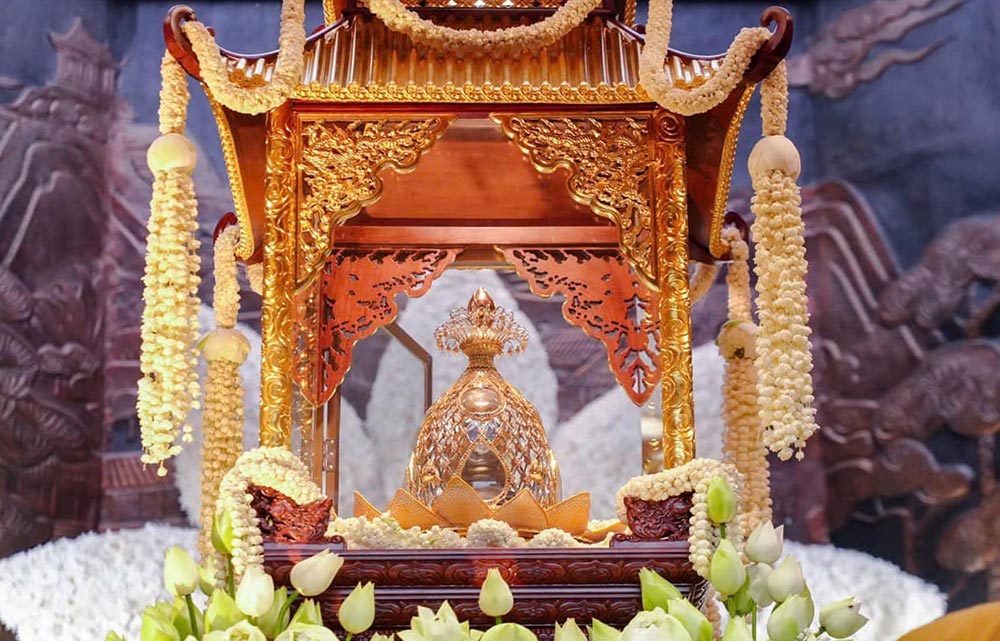 Close-up of the Buddha's protection at Phuc Son Bao Thap, Phuc Son Pagoda welcomes Buddhists, people and tourists to worship and pay their respects. Photo: Phuc Son Pagoda - Cao Xa - Tan Yen