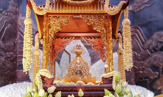 Cận cảnh xá lợi Đức Phật được tôn trí tại tại Bảo Tháp Phúc Sơn, chùa Phúc Sơn đón Phật tử, nhân dân và du khách đến chiêm bái, đảnh lễ. Ảnh: Chùa Phúc Sơn - Cao Xá - Tân Yên