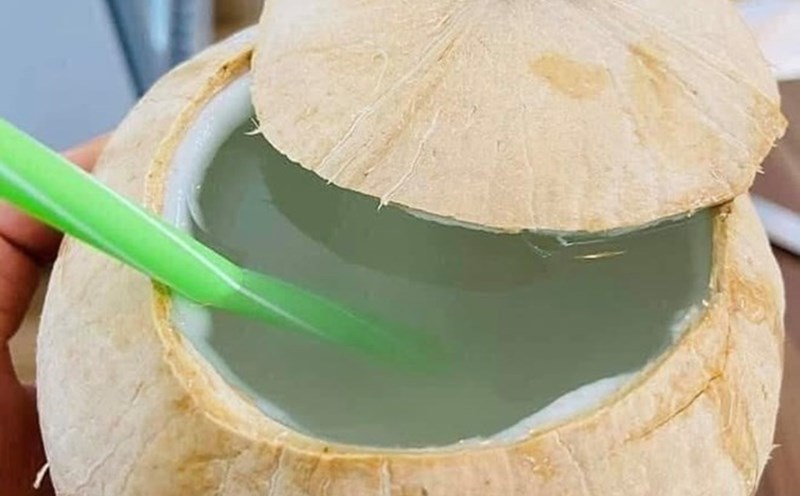 Coconut water contains natural electrolytes and lauric acid, which can reduce belly fat accumulation. Photo: Kieu Vu.
