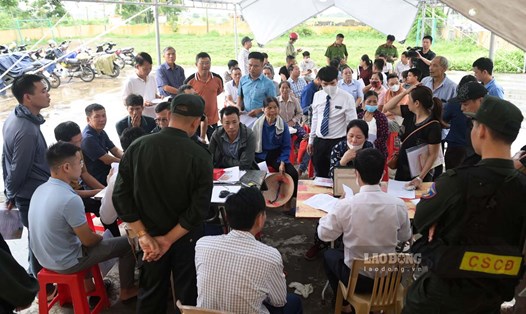 Người dân đến nhận lại tiền của đơn vị hỏa táng ở Nam Định. Ảnh: Hà Vi