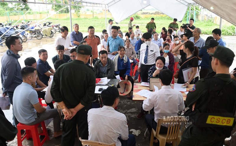People came to receive the money back from the cremation unit in Nam Dinh. Photo: Ha Vi