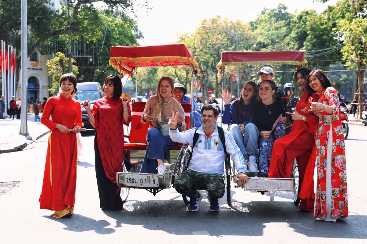 Du khach quoc te danh gia cao cac san pham du lich gan voi di san van hoa, am thuc, cac tour trai nghiem lang nghe truyen thong va hoat dong ve dem o Ha Noi. Anh: Duong Anh