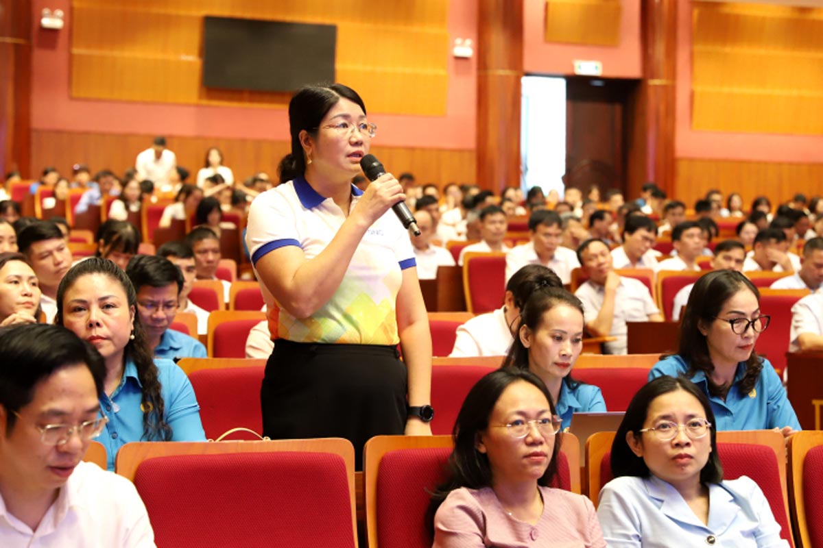 Representantes de Quang Ninh Cement and Construction Joint Stock Company, presentando opiniones en la conferencia. Foto: Centro de comunicacion Quang Ninh