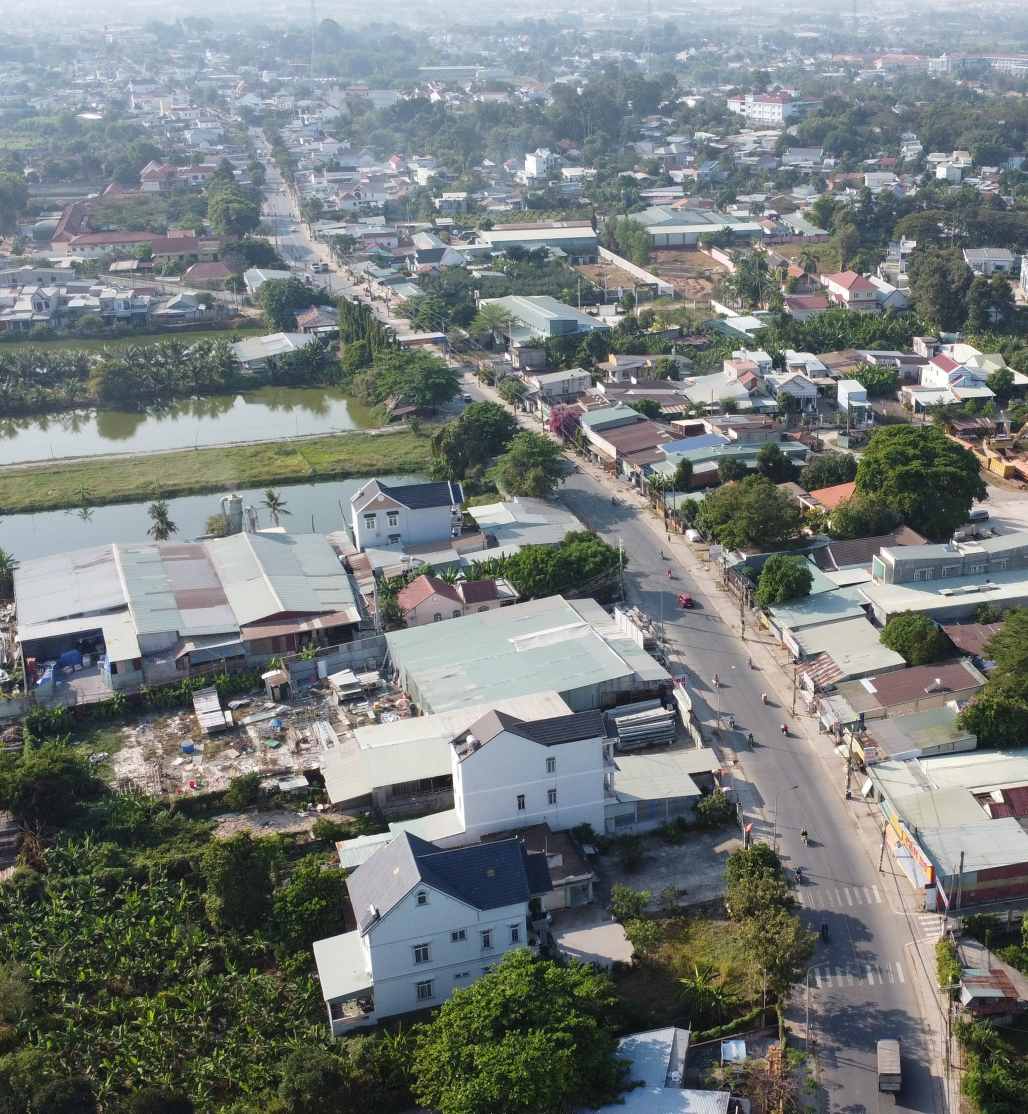 Tuyến đường ĐT 747A kết nối Bình Dương với Đồng Nai chỉ có 2 làn xe. Ảnh: Đình Trọng
