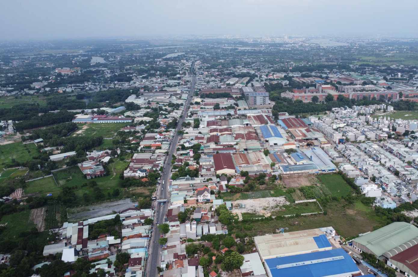 Cả khu vực phát triển đô thị rộng lớn chỉ có tuyến đường 2 làn xe là trục giao thông chính kết nối. Ảnh: Đình Trọng