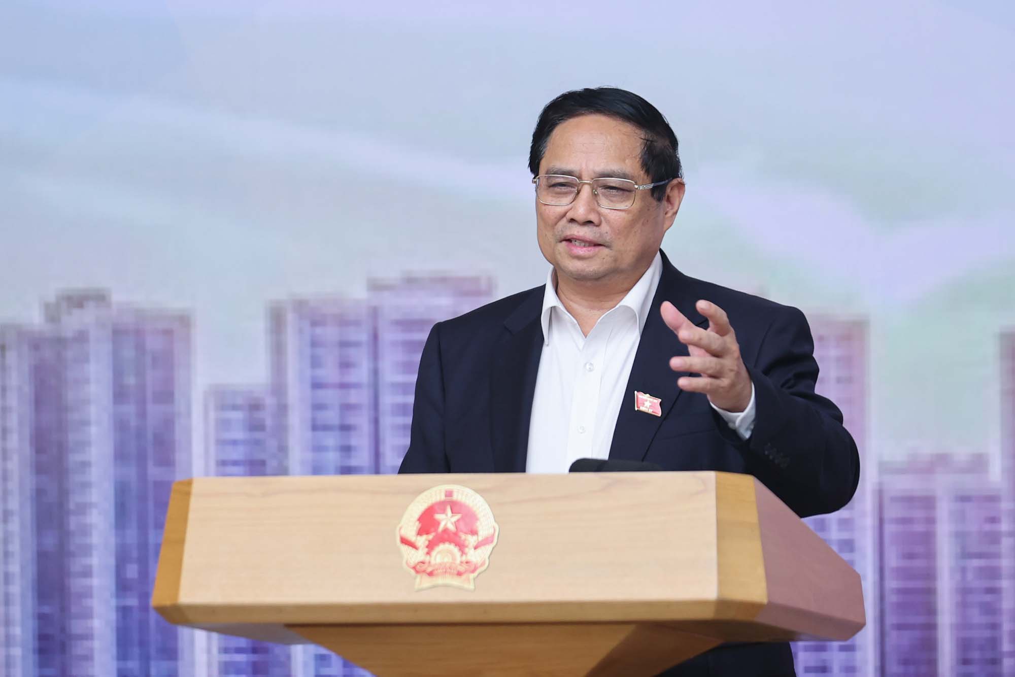 Miembro del Politburo, el primer ministro Pham Minh Chinh solicito mejorar la vivienda para las personas, asegurando el derecho de tener alojamiento de personas. Foto: VGP/NHAT BAC.