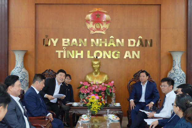 Working session between leaders of Long An province and the delegation of the Korea Association of Commerce and Industry (KOCHAM). Photo: Organizing Committee