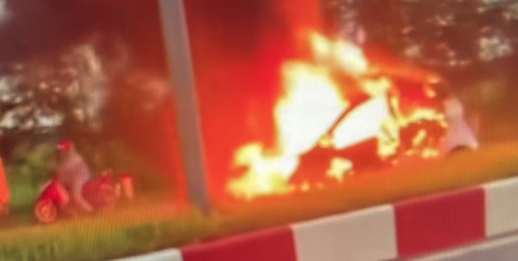 Un automovil fue quemado por el fuego en la ciudad de Hai Duong. Photo Cut del clip