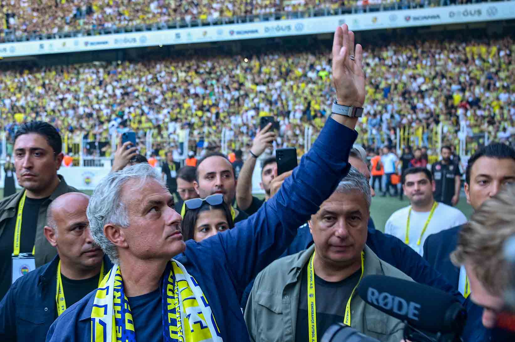 Moi gan 1 nam truoc, Jose Mourinho con duoc chao don nhu the nay. Anh: AFP