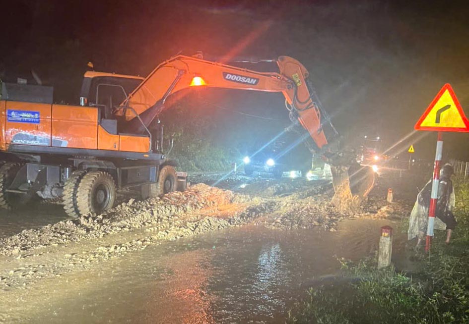 La maquina de limpieza de deslizamientos de tierra de Ho Chi Minh en Phuc Dong Commune. Foto: Phuc Ha.