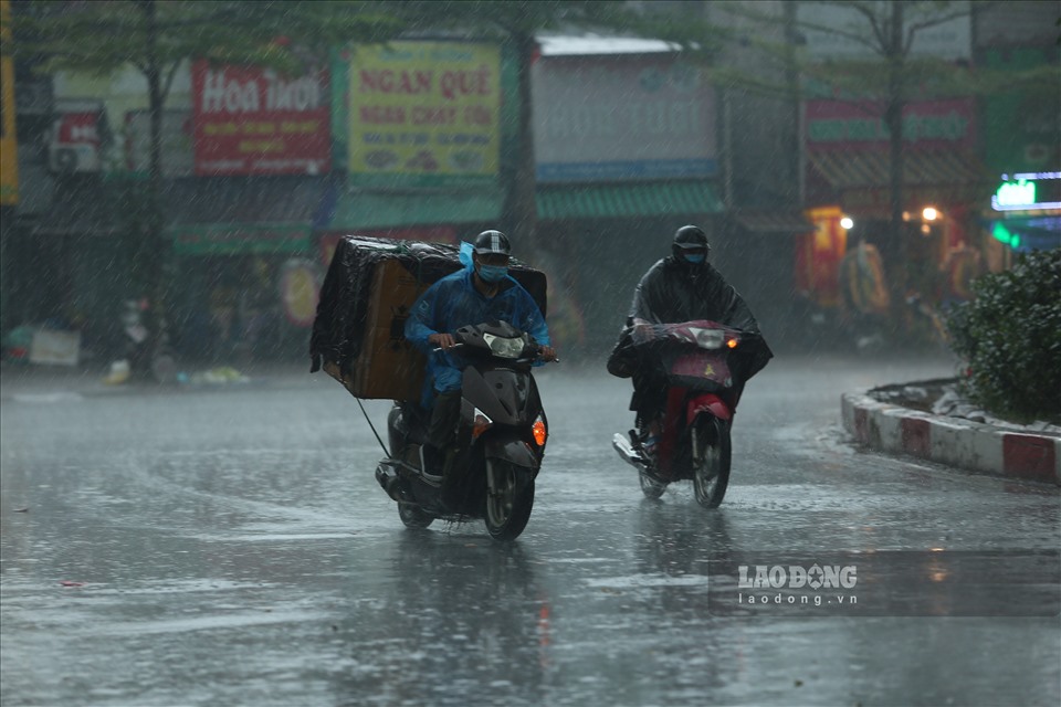 Du bao thoi tiet ngay mai 25.5, khong khi lanh duoc tang cuong, Bac Trung Bo va Tay Bac Bo troi mua vua, mua to va dong. Anh: Ngoc Le