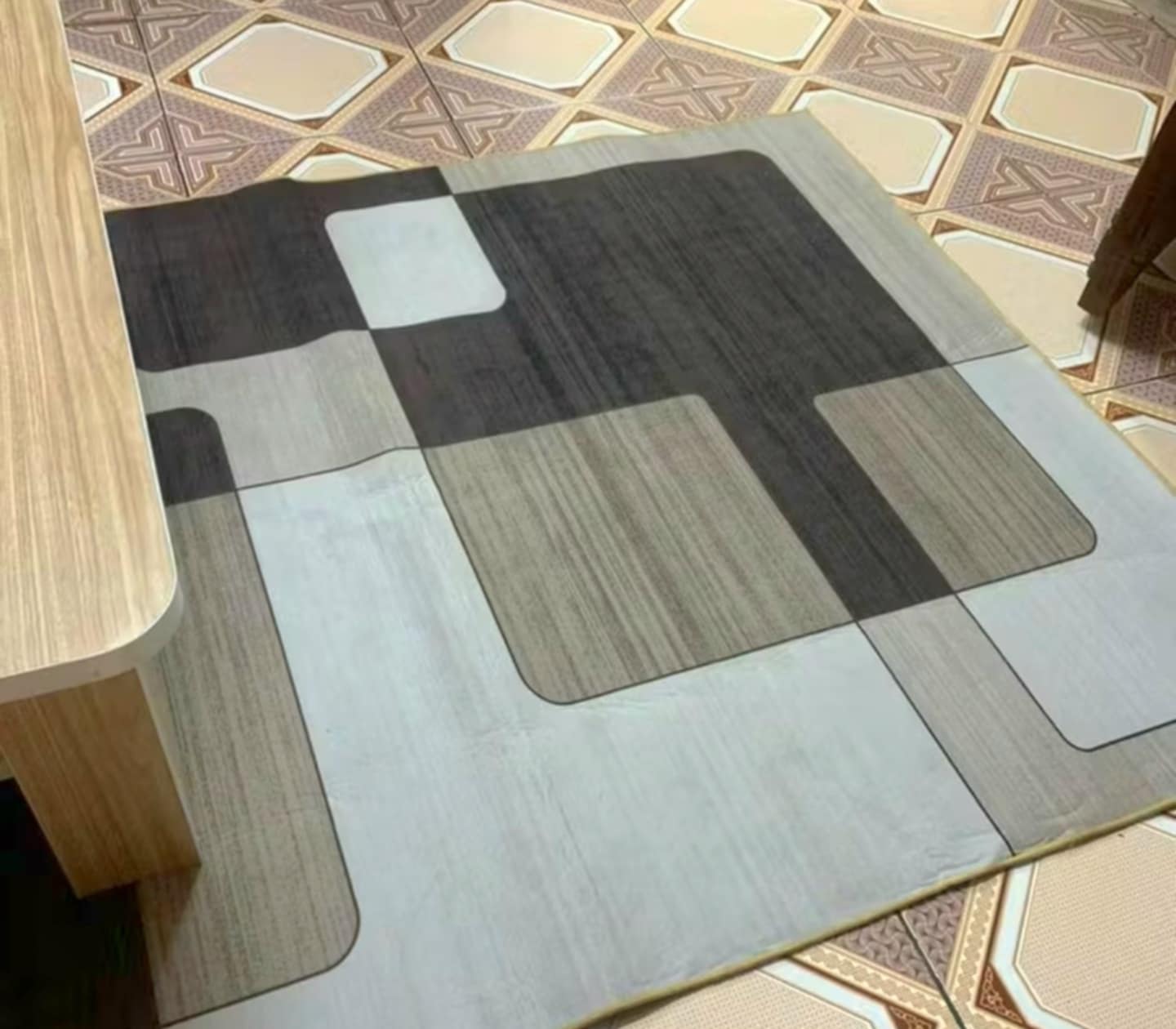 Choose a floor plank that is suitable for hot summer weather. Photo: Thu Thuy