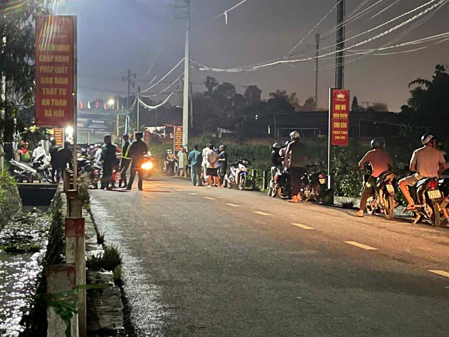 Cong an dang dieu tra lam ro vu viec. Anh: Dinh Trong