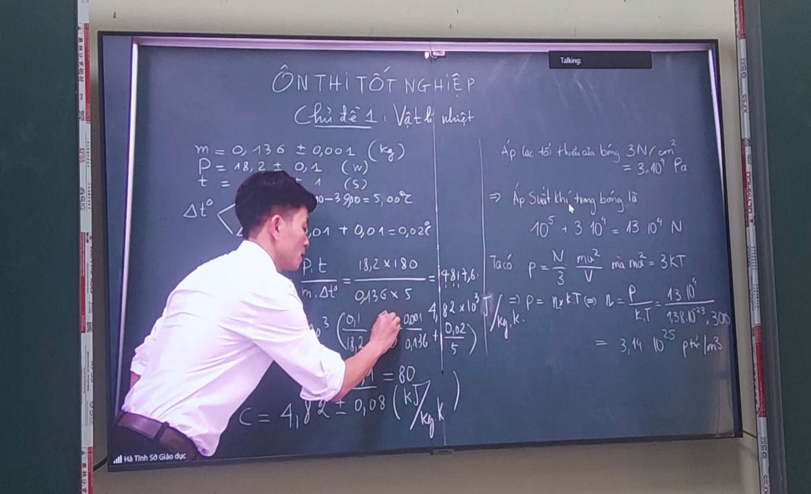 Teachers at Ha Tinh High School for the Gifted teach reviewing for grade 12 students in person and online. Photo: Vo Hai.