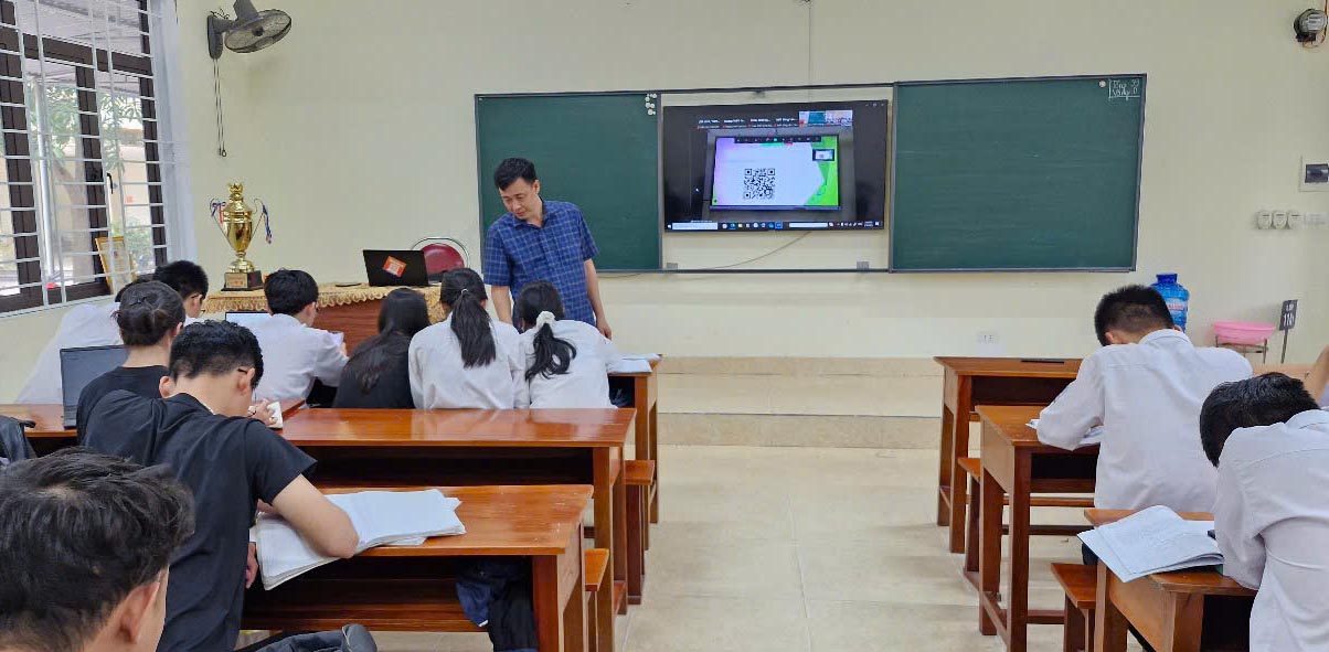 Một điểm cầu học thêm trực tuyến của học sinh lớp 12 ở Hà Tĩnh. Ảnh: Võ Hải.