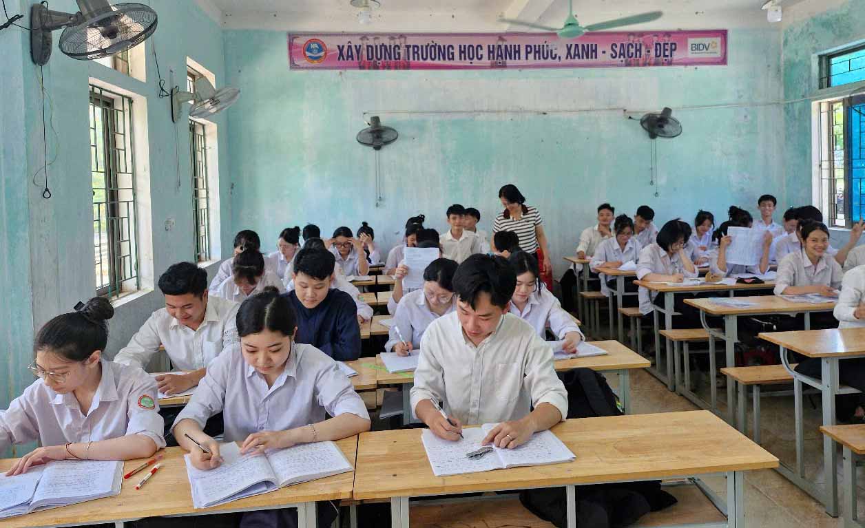 Học sinh lớp 12 Trường THPT Kỳ Anh trong một tiết học thêm môn Ngữ Văn. Ảnh: Văn Vị.