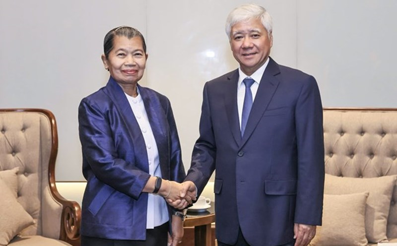 Mr. Do Van Chien, Politburo member, Secretary of the Party Central Committee, Chairman of the Central Committee of the Vietnam Fatherland Front, warmly received Ms. Men Sam An, Vice President of the Cambodian People's Party, Chairman of the National Council of the Cambodian Fatherland Development Solidarity Front. Photo: Quang Vinh