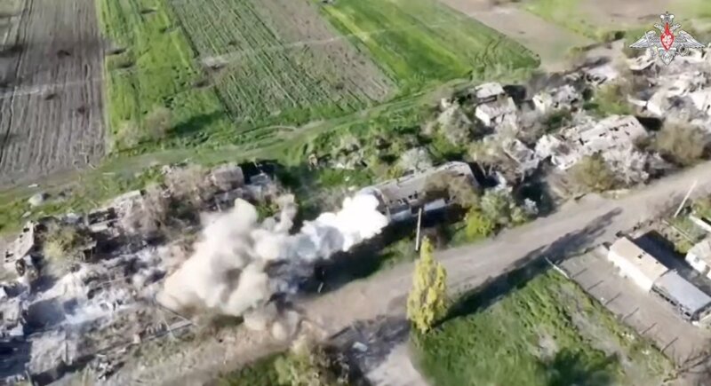 A Ukrainian stronghold is being attacked by Russian troops. Photo: Cut from video of the Russian Ministry of Defense