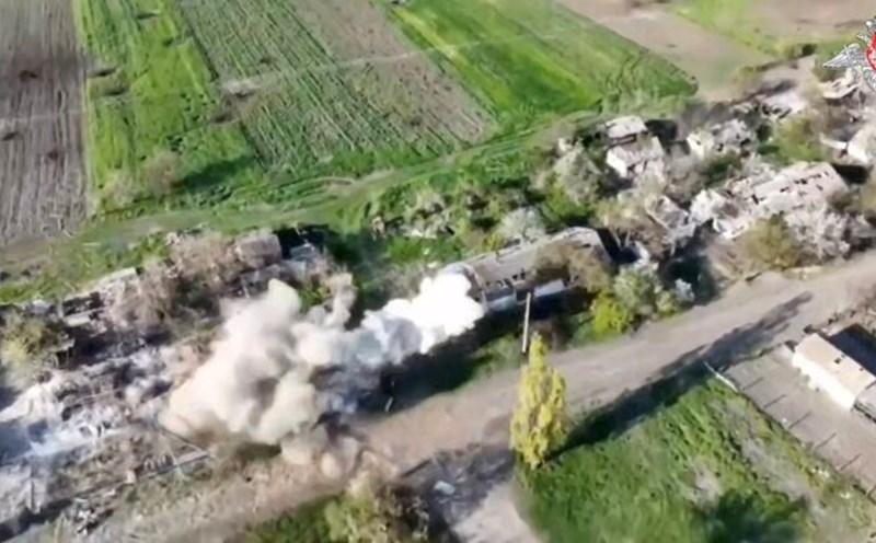 A Ukrainian stronghold is being attacked by Russian troops. Photo: Cut from video of the Russian Ministry of Defense
