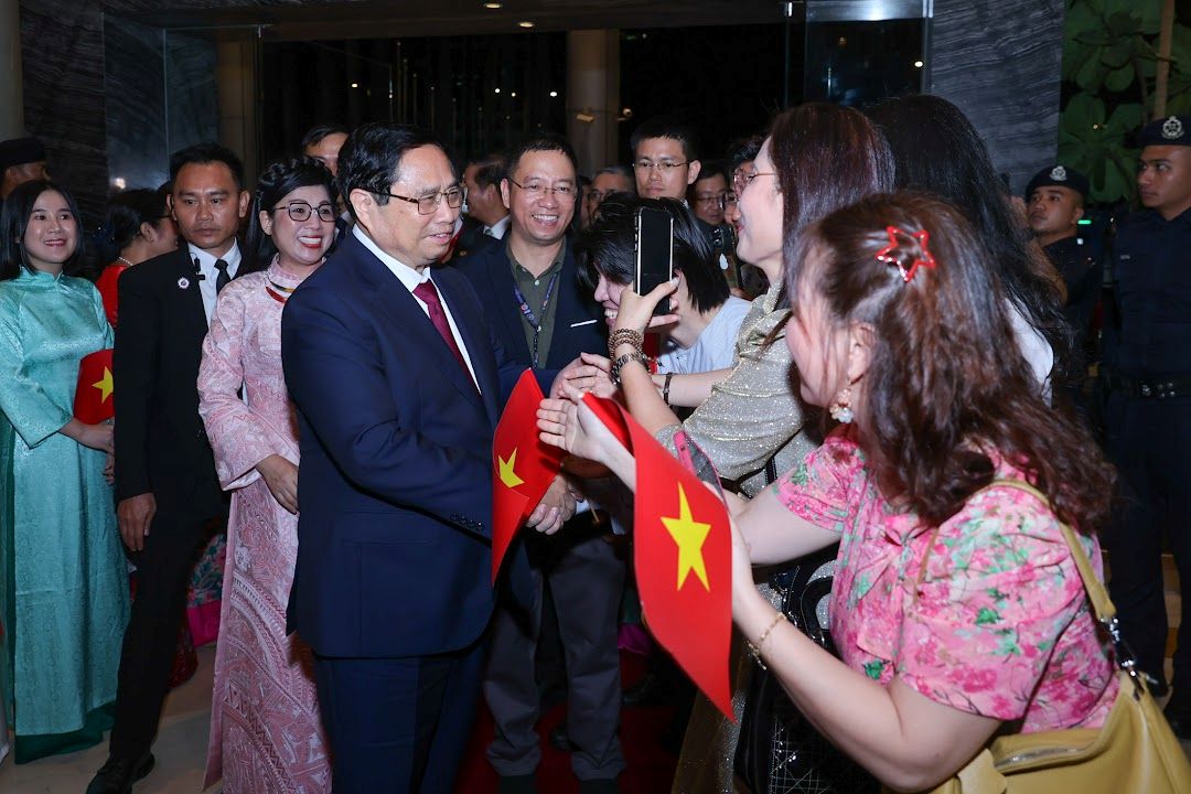 Cộng đồng người Việt Nam tại Malaysia chào đón Thủ tướng Chính phủ Phạm Minh Chính, Phu nhân cùng đoàn công tác. Ảnh: VGP