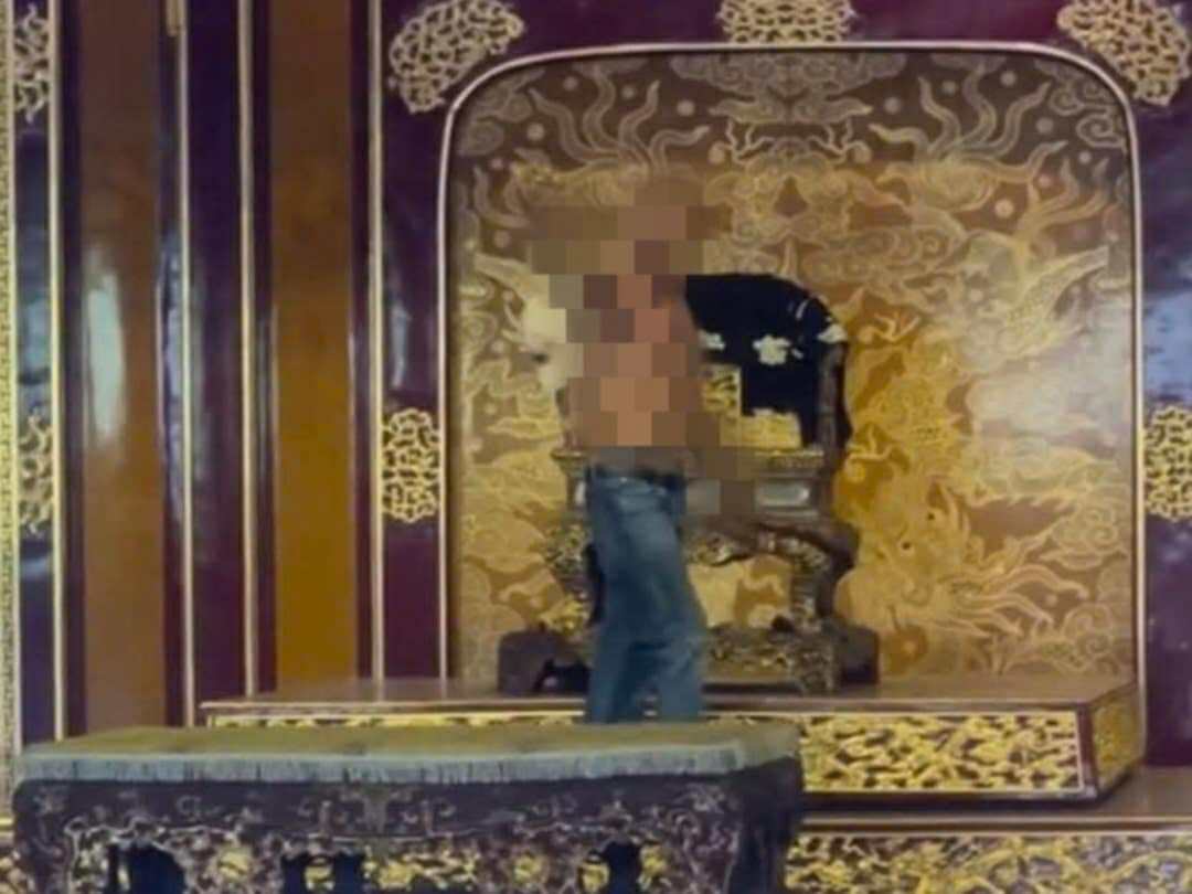 Image of a man encroaching on the throne - National Treasure in Hue. Photo: Q. An.