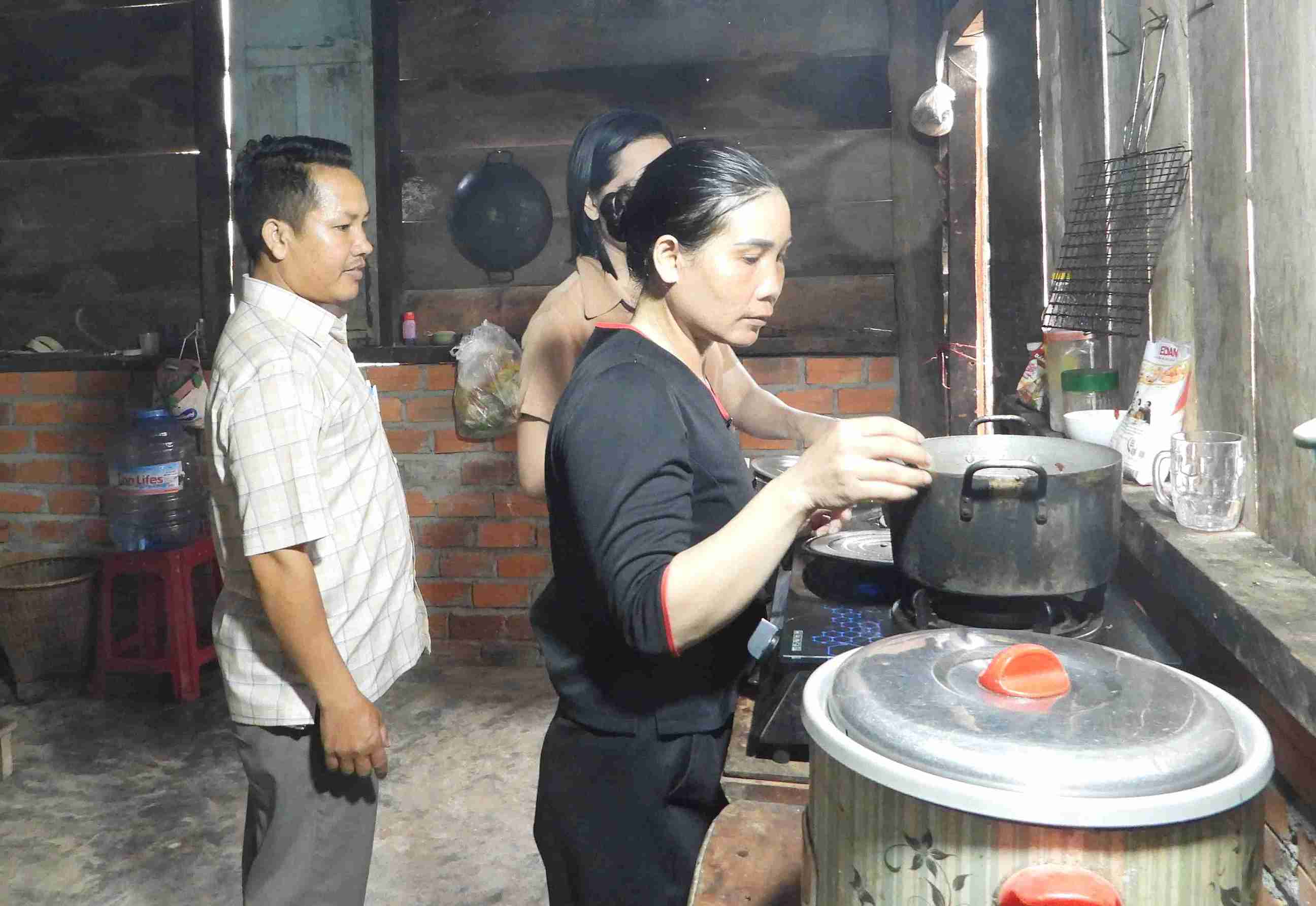 Can bo xa Ea Trang den tham hoi doi song cua mot ho dong bao dan toc thieu so tren dia ban. Anh: Thanh Tuan