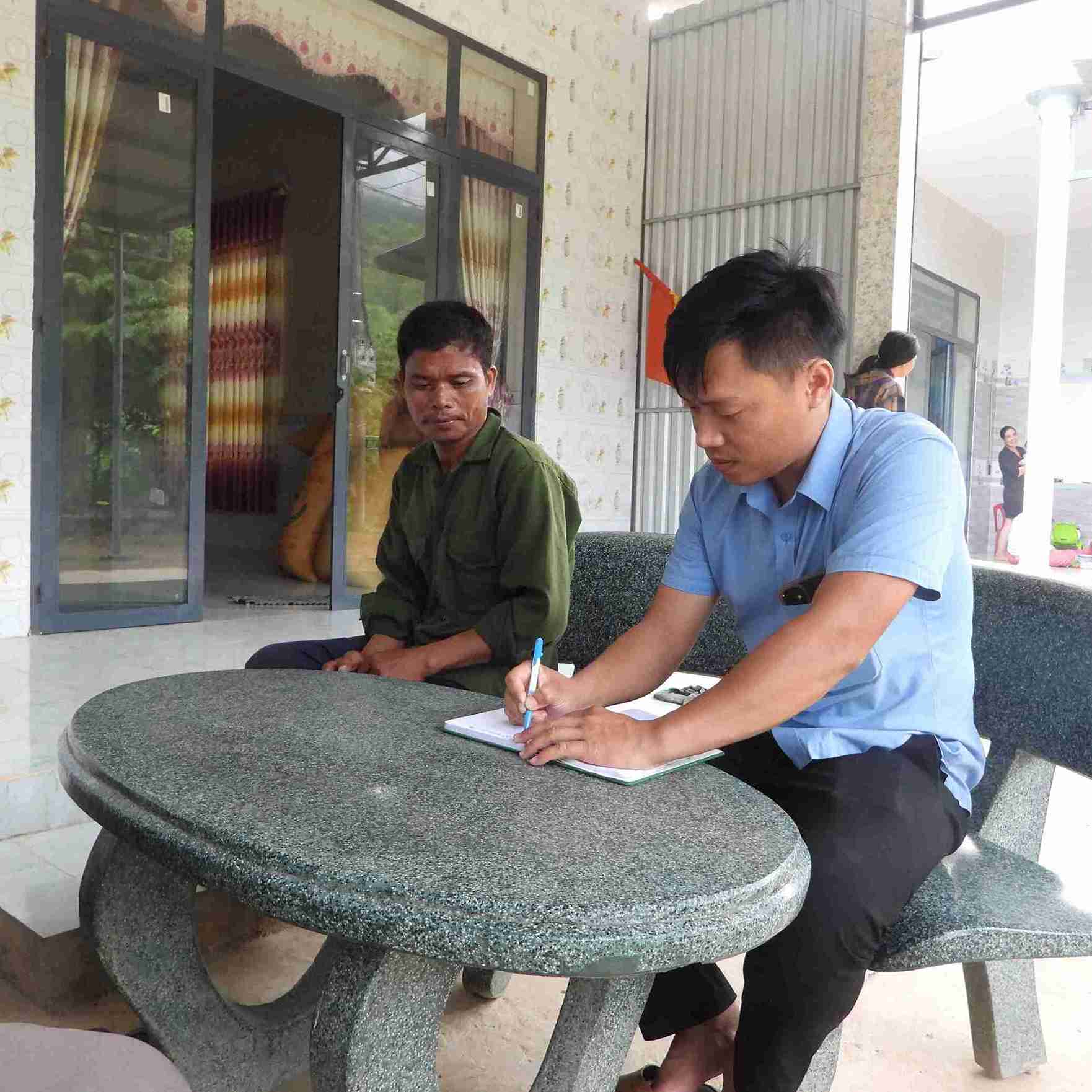 Mot nguoi dan chia se voi phong vien ve qua trinh phat trien kinh te, vuon len trong cuoc song. Anh: Thanh Tuan