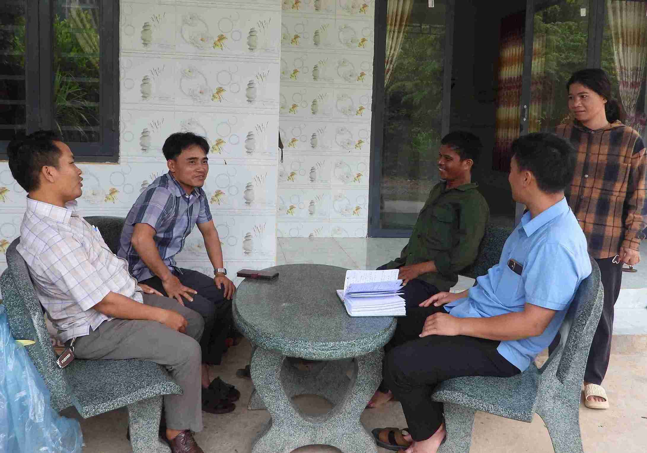 Las personas minoritarias etnicas en la comuna de Ea Trang, distrito de M'Drak son propagadas por oficiales de comuna y jefes de politicas y leyes. Foto: Bao Lam