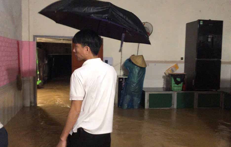 Nước ngập sâu vào nhà ở Cẩm Duệ. Ảnh: Kỷ Tuấn.